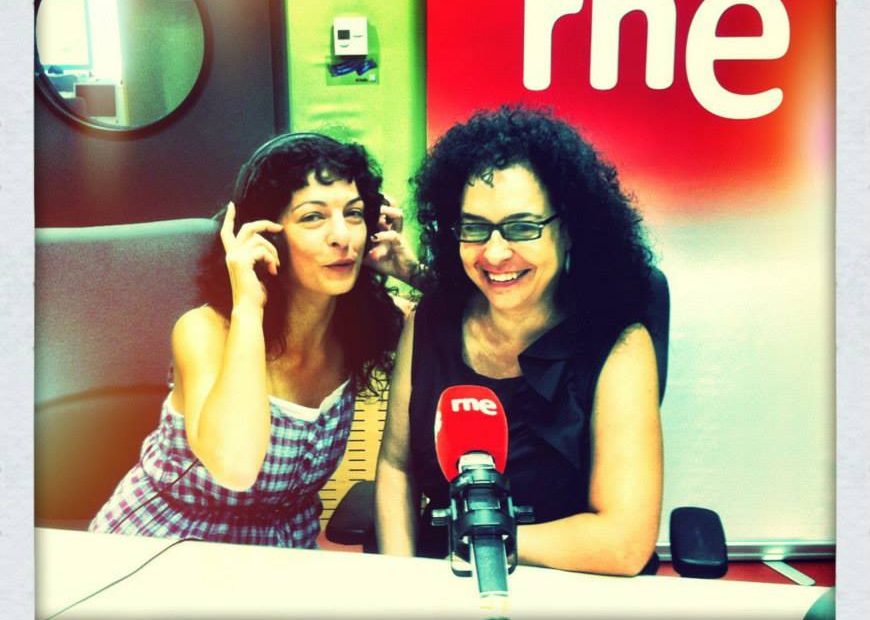 Roser Amills y Pura Salceda en el estudio de RNE Ràdio 4, con auriculares y micrófono