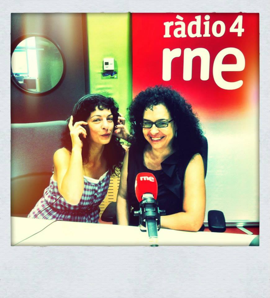 Roser Amills y Pura Salceda en el estudio de RNE Ràdio 4, con auriculares y micrófono