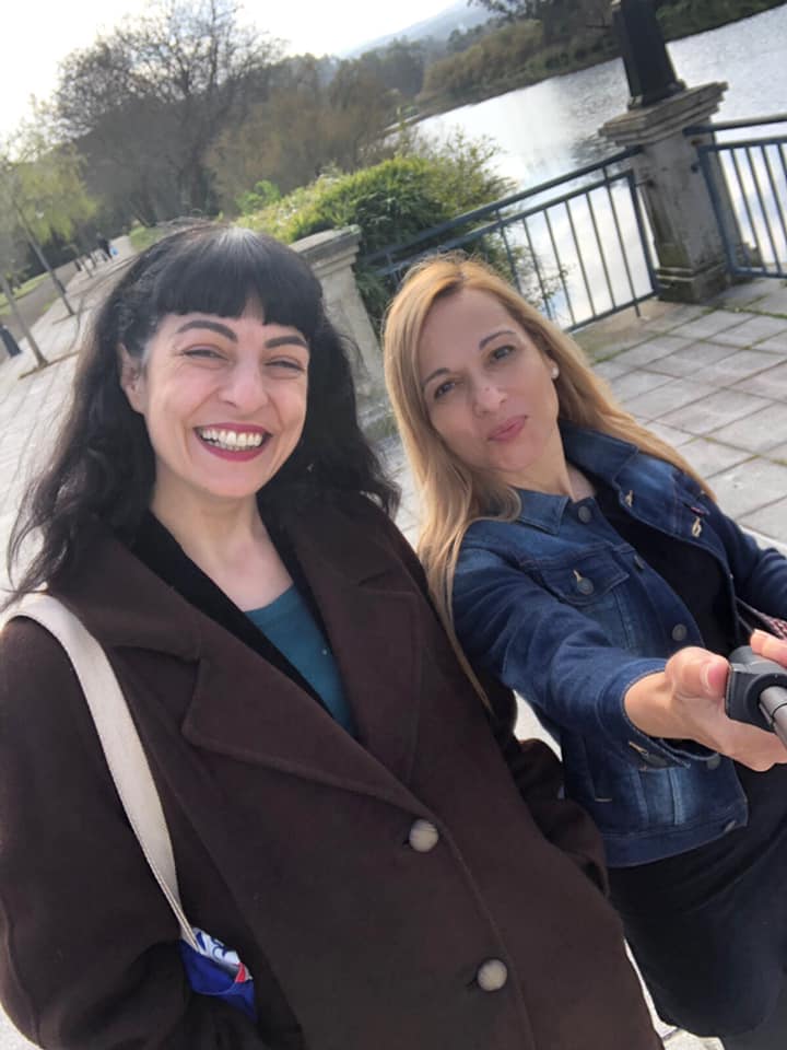 Selfi de Roser Amills y Julia Urés junto al río en Ponteceso