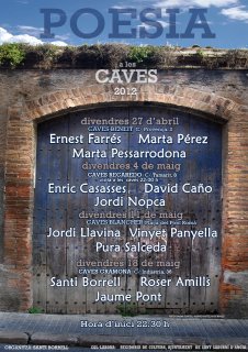 Cartell del Cicle Poesia a les Caves 2012, amb una porta de fusta blava en un arc de maó i el programa de divendres amb Santi Borrell, Roser Amills i Jaume Pont a les Caves Gramona