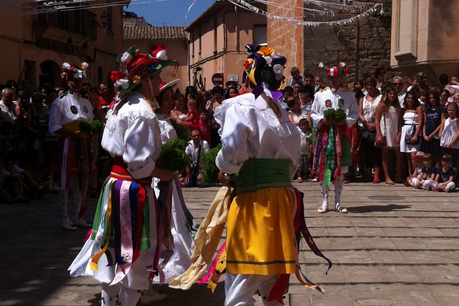 Dos cossiers ballen a la plaça d'Algaida amb el públic al fons