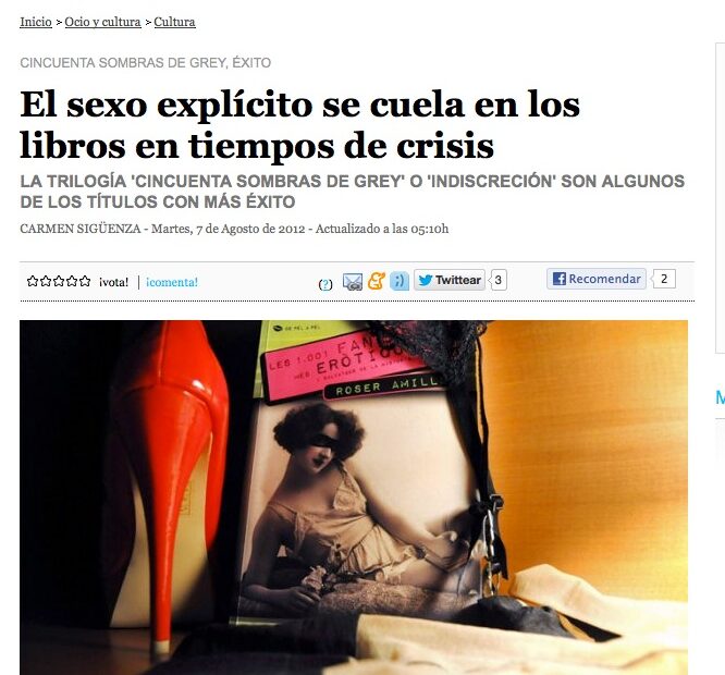 Captura de Noticias de Navarra amb l'article «El sexo explícito se cuela en los libros en tiempos de crisis», del 7 d'agost de 2012, amb unes sabates de taco vermell i el llibre de Roser Amills