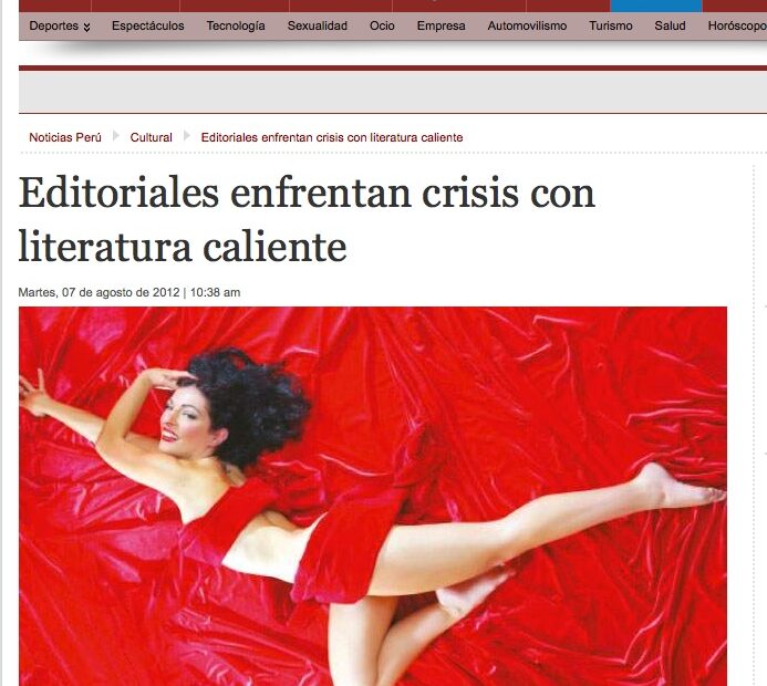 Recorte de La República (Perú), 7 d'agost de 2012: «Editoriales enfrentan crisis con literatura caliente», amb una foto de Roser Amills sobre una tela vermella