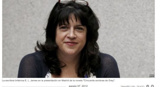 Recorte de la secció Arte y Cultura, 7 d'agost de 2012: «Porno y eros en la literatura de la postmodernidad», amb una foto d'E. L. James