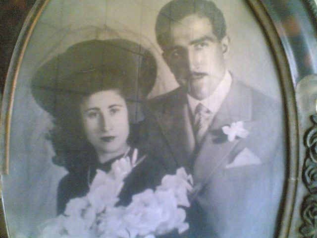 Retrat de boda en blanc i negre dels avis paterns de Roser Amills, Rosarito i José, dins d'un marc oval
