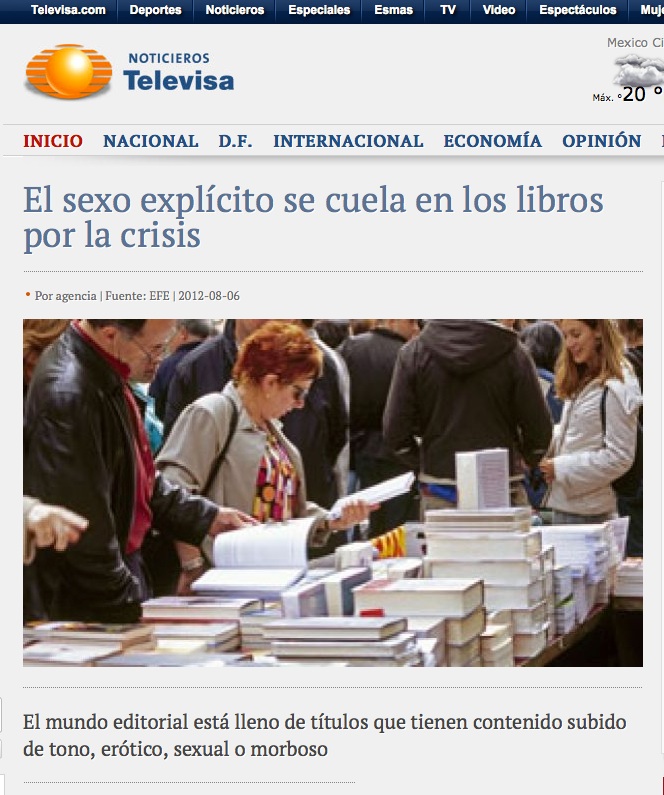 Recorte de Noticieros Televisa del 6 de agosto de 2012: «El sexo explícito se cuela en los libros por la crisis», con una foto de gente mirando libros en un puesto