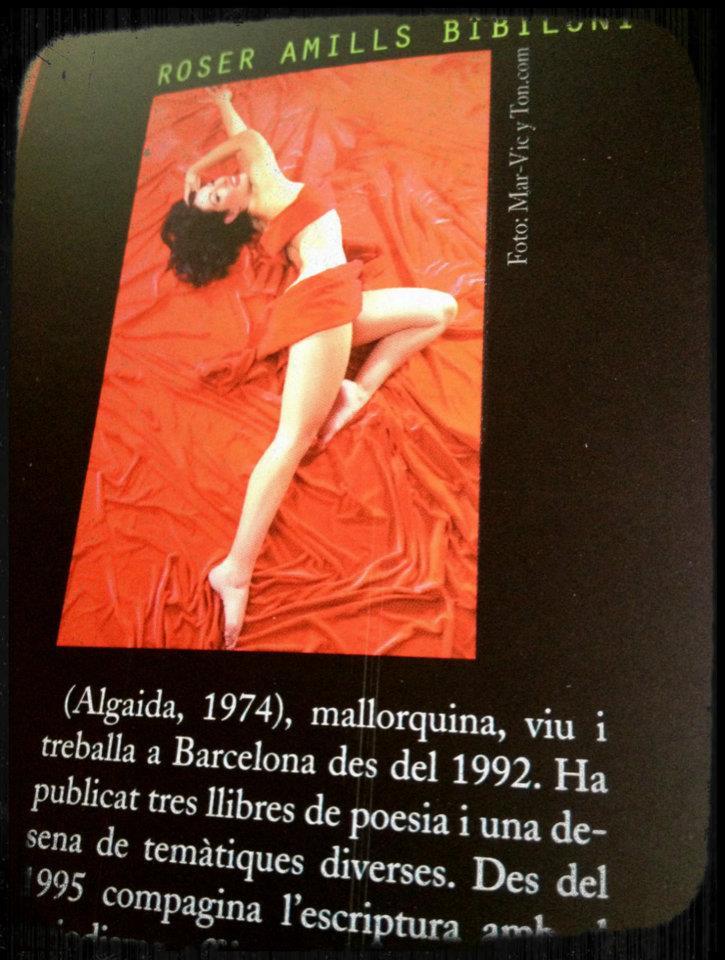 Pàgina d’un llibre amb la fotografia de Roser Amills estirada sobre una tela vermella i la seva biografia