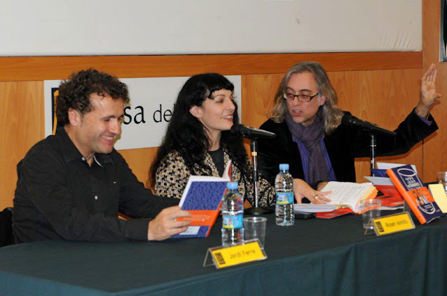 Jordi Ferré, Roser Amills y Víctor Amela en la mesa de la presentación de 333 vitamines per a l'ànima