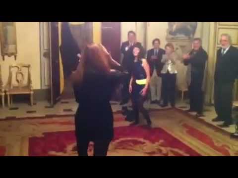 Dos mujeres bailan a dúo en un salón con alfombra roja ante unos invitados que aplauden, en la cena del Círculo Casanovista