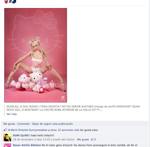 Captura de Facebook: foto de una mujer con ropa interior sobre peluches de Hello Kitty en fondo rosa, con el texto contra los avatares sexys y la respuesta de Roser Amills