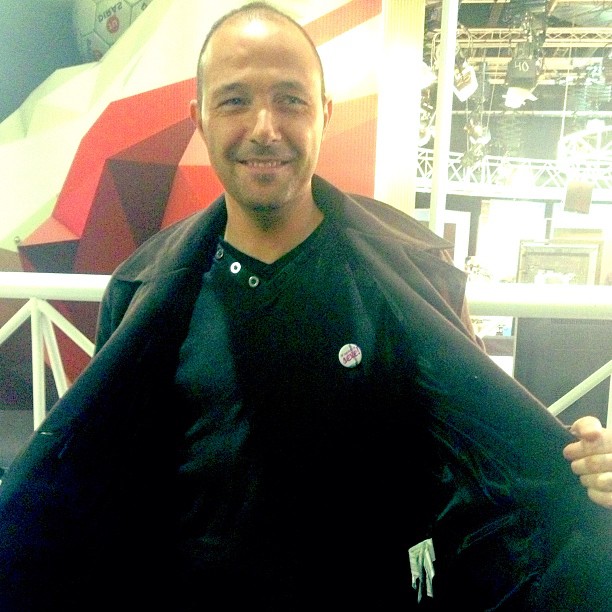 Andrés Torres con el pin de Me gusta el sexo