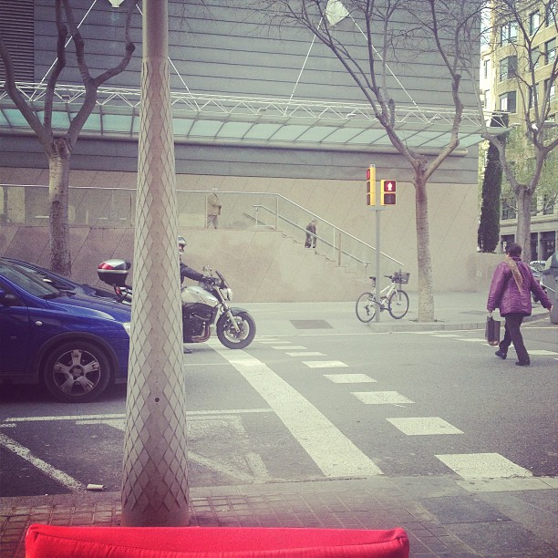 Cruce con semáforo en una calle de Barcelona