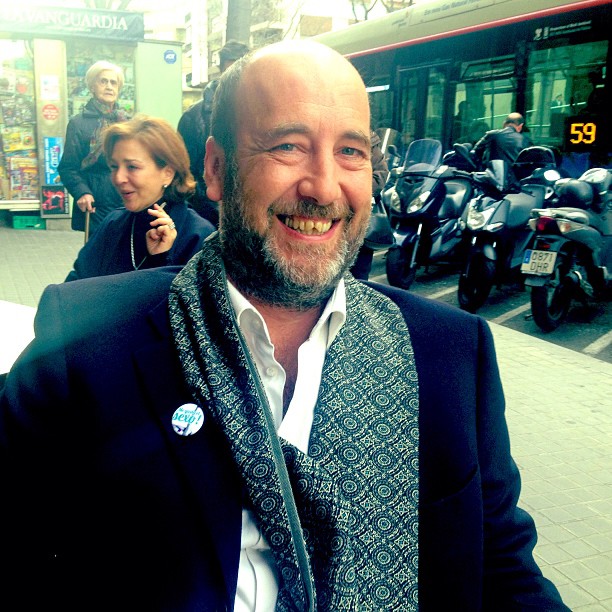 Emili Manzano sonriendo con el pin de «M'agrada el sexe» en la solapa, en la calle
