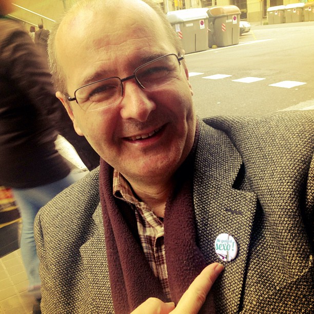 Javier Arazola con el pin de «Me gusta el sexo» en la solapa