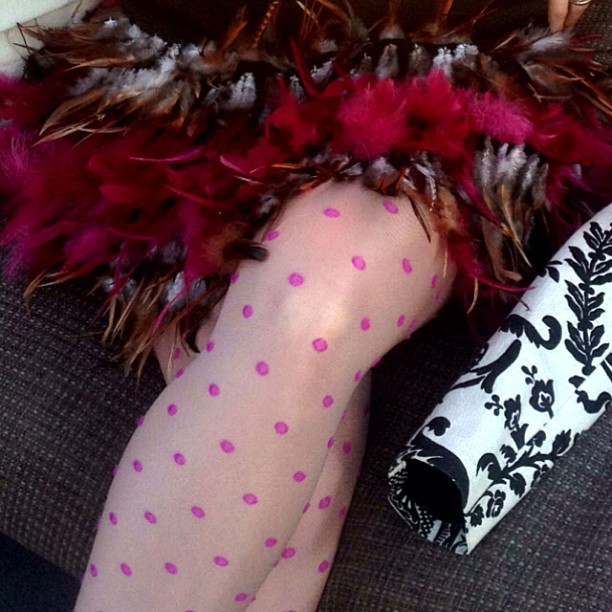 Detalle de la falda de plumas y las medias de lunares rosas del vestido de Olga Macià Maison