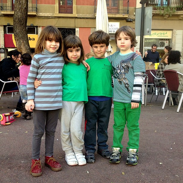 Juan y tres amigos en una plaza