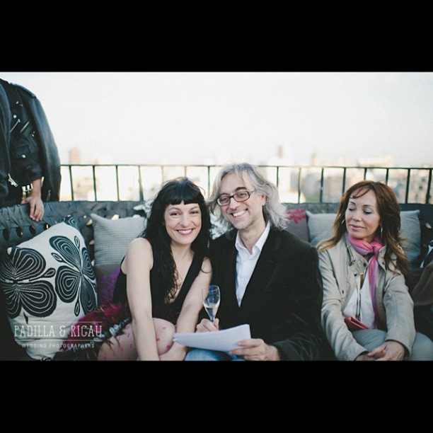 Roser Amills y Víctor Amela con una invitada en la terraza del Hotel Majestic de Barcelona, tras el desfile de Olga Macià
