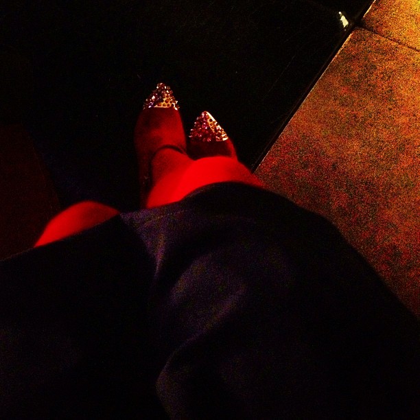 Zapatos rojos de tacón con brillantes