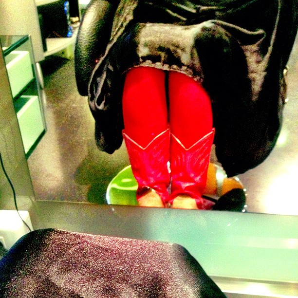 Botas rojas de vaquero en una peluquería