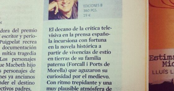 Recorte de prensa con la reseña de El cátaro imperfecto, de Víctor Amela, bajo el titular «Herejes en los Pirineos»