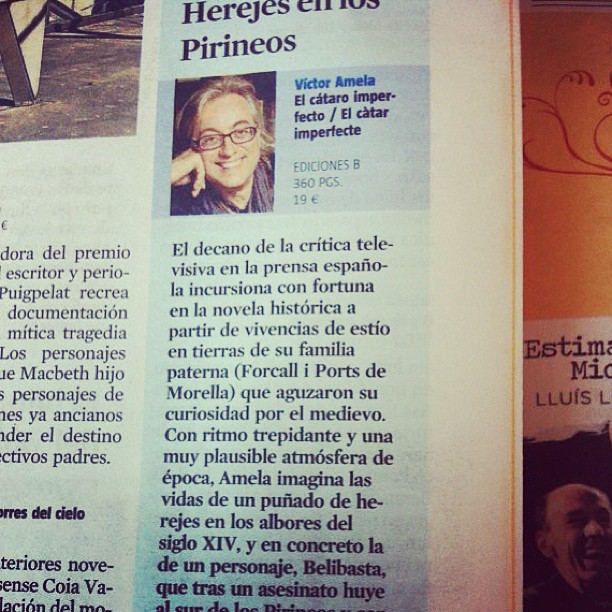 Recorte de prensa con la reseña de El cátaro imperfecto, de Víctor Amela, bajo el titular «Herejes en los Pirineos»