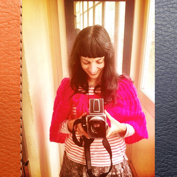Roser Amills con una cámara Hasselblad