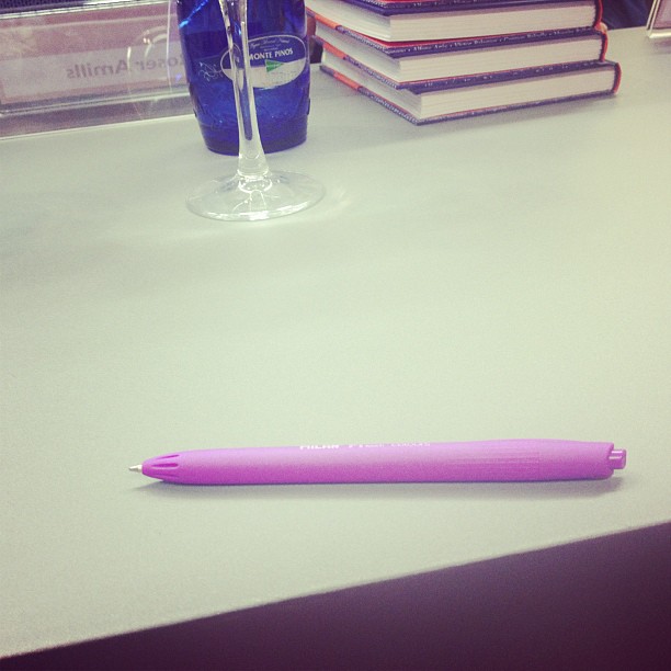 Bolígrafo rosa de firmar libros
