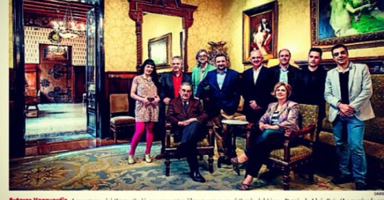 Recorte de La Vanguardia: foto de grupo de los autores del Grupo Godo en el Cercle del Liceu