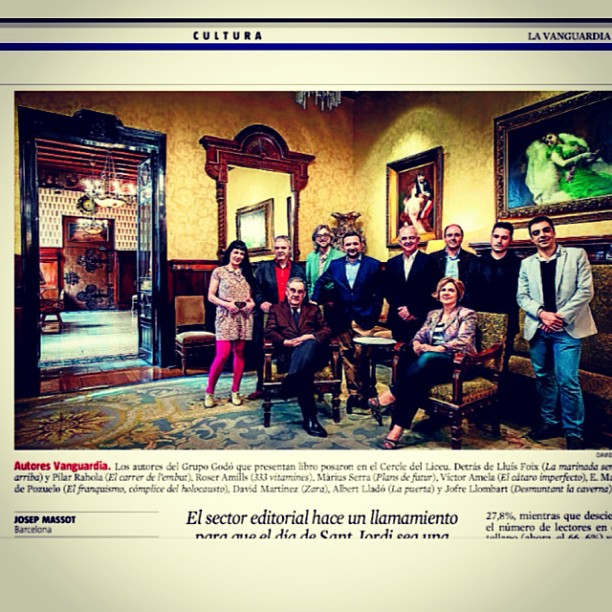 Recorte de La Vanguardia: foto de grupo de los autores del Grupo Godo en el Cercle del Liceu