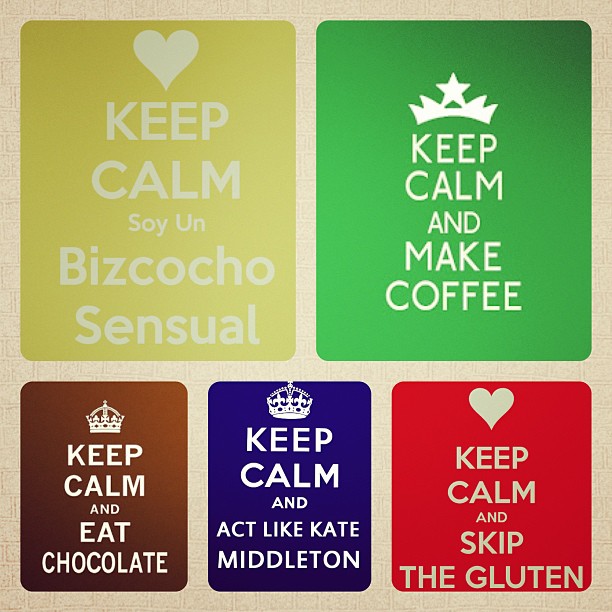 Cinco carteles «Keep calm» con lemas humorísticos sobre bizcochos, café, chocolate, Kate Middleton y gluten
