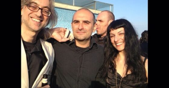 Roser Amills con Víctor Amela y dos hombres al sol, en la mañana de Sant Jordi 2013