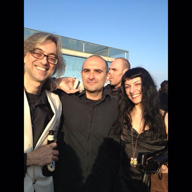 Roser Amills con Víctor Amela y dos hombres al sol, en la mañana de Sant Jordi 2013
