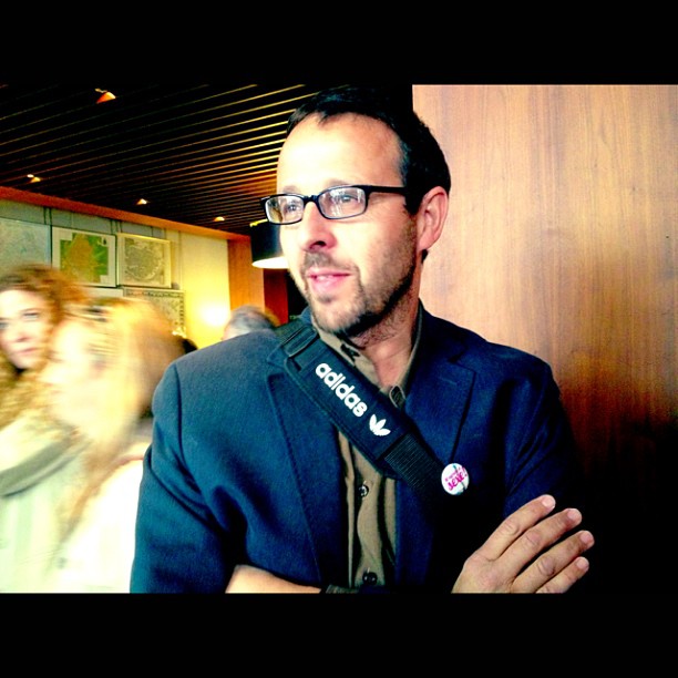 Nacho Orovio con el pin de M'agrada el sexe