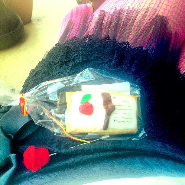 Galleta de regalo y corazón de fieltro
