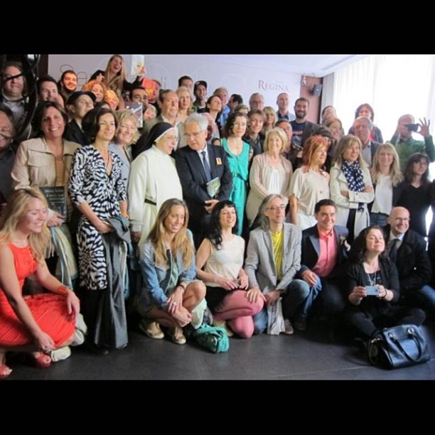 Foto de grupo de los escritores de Sant Jordi 2013, una multitud posando en el Hotel Regina de Barcelona