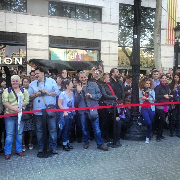 Cola de lectores ante la caseta de firmas de la FNAC