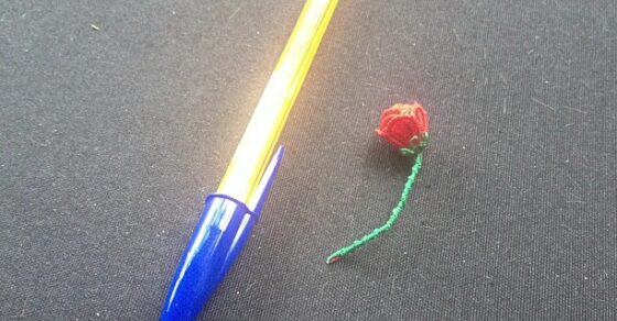 Bolígrafo y rosa de ganchillo