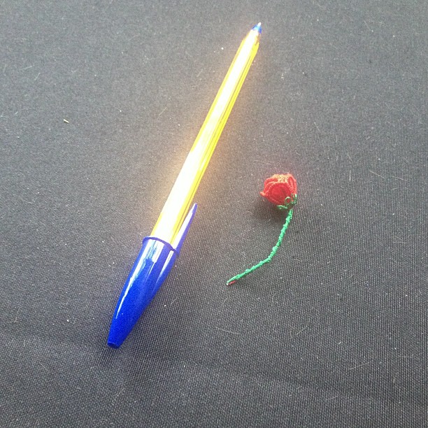 Bolígrafo y rosa de ganchillo