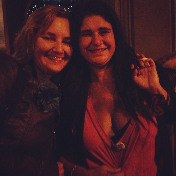 Lucía Etxebarría, de noche, con una amiga