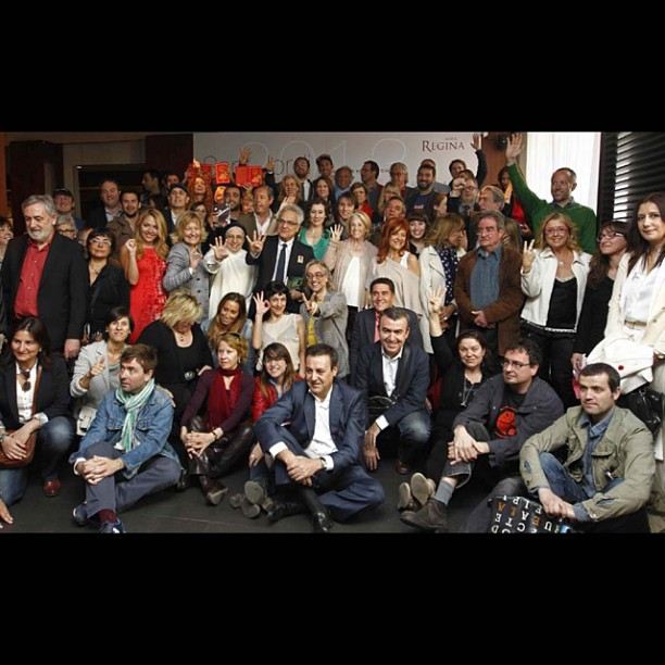 Segunda toma de la foto de grupo de los escritores de Sant Jordi 2013 en el Hotel Regina