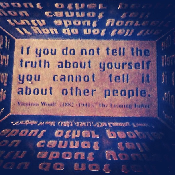 Placa de metal con una frase de Virginia Woolf: «If you do not tell the truth about yourself you cannot tell it about other people»