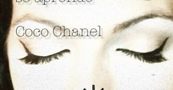 Primer plano de unos ojos cerrados con la frase «Se triunfa con lo que se aprende», de Coco Chanel