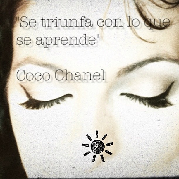 Primer plano de unos ojos cerrados con la frase «Se triunfa con lo que se aprende», de Coco Chanel
