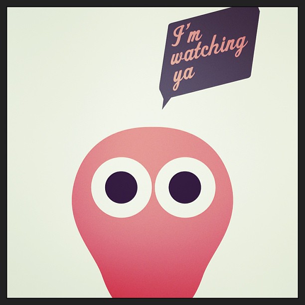 Ilustración de una cabeza rosa con grandes ojos y el bocadillo «I'm watching ya»