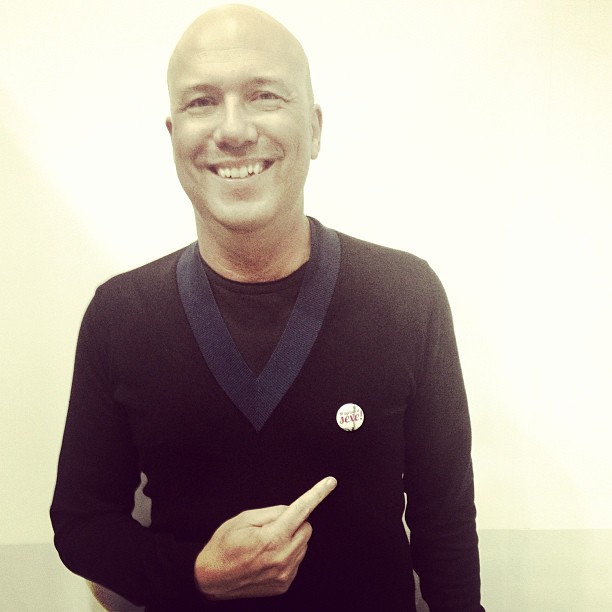 Alfons Arús mostrando el pin de «M'agrada el sexe»