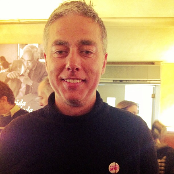Albert Om con el pin de «M'agrada el sexe» en la mano