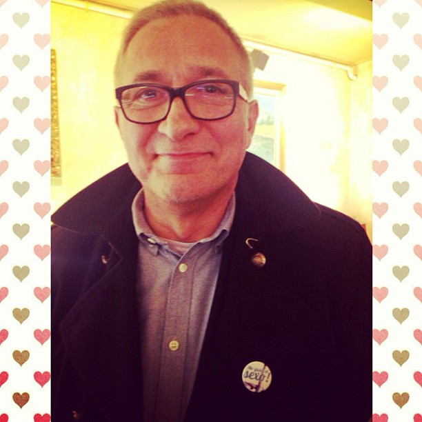 Xavier Sardà, con gafas, mostrando el pin de «M'agrada el sexe»