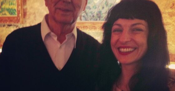Josep Maria Espinàs junto a Roser Amills sonriente