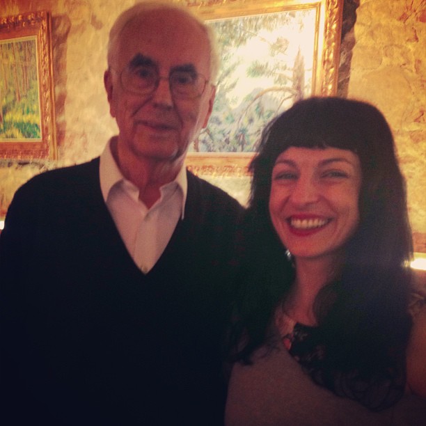 Josep Maria Espinàs junto a Roser Amills sonriente
