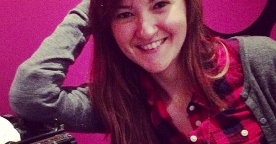 Laura Tur sosteniendo el pin de «M'agrada el sexe»